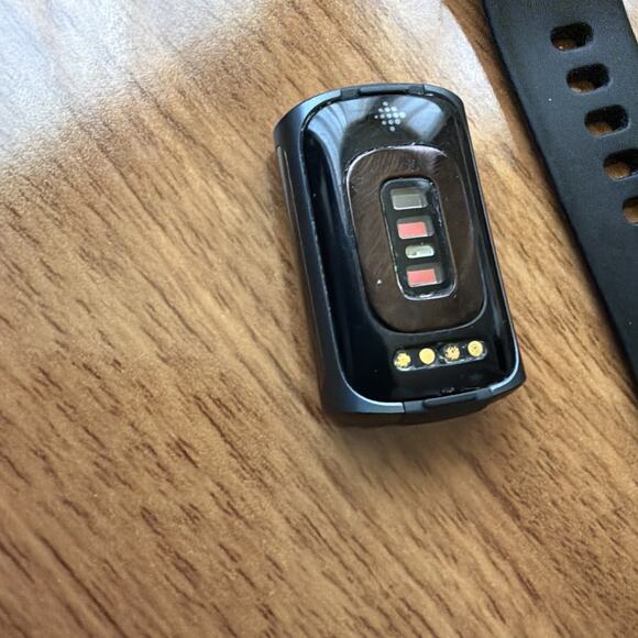 Fitbit Charge 5 Black/ Graphite Stainless Steel Doesn’t Turn On - Picture 5 of 11